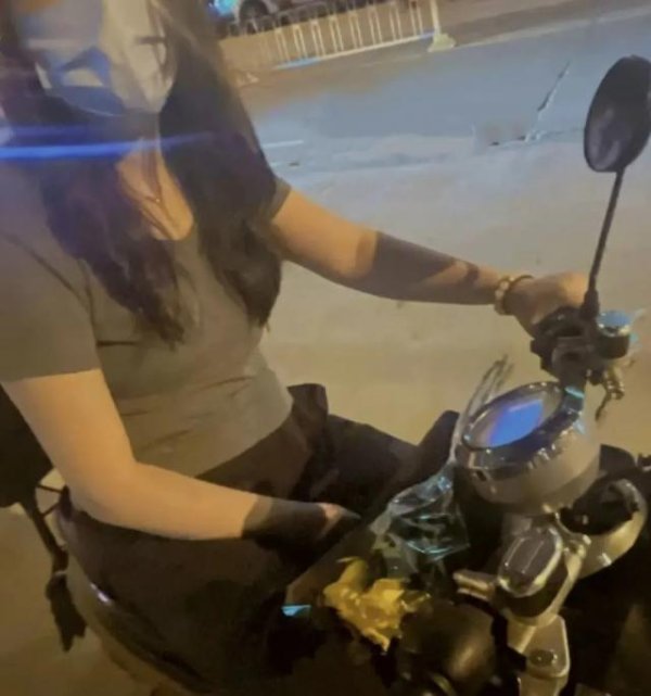 锅牛配资 “脱下西装”跑外卖的白领们