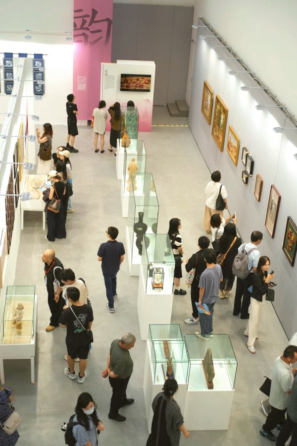 股配所 震撼！4.8米高剪纸巨塔亮相，让人意想不到的民间艺术还有——